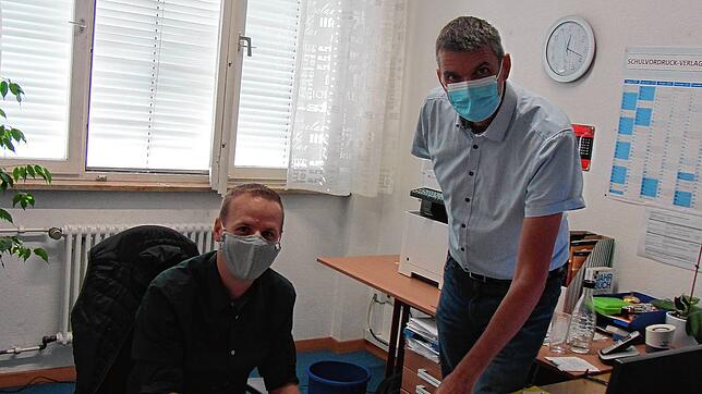 Konrektor Florian Kunemann ( links) und Schulleiter Johannes Briechle haben an der Singener Zeppelin-Realschule vor dem Schulstart noch ...