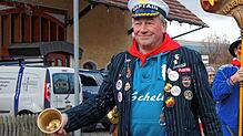 Beim Umzug der Narren (hier im Januar 2020) ist er &bdquo;der mit der Schelle&ldquo; &ndash; Dirk Tress aus Immenstaad. Jüngst half der ...
