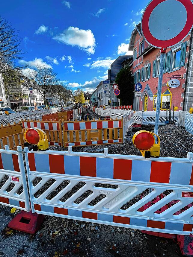 Für Autos ist hier kein Durchkommen. Die Gottmadinger Hauptstraße wird in drei Bauabschnitten saniert.