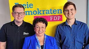 Die Kreisvorsitzende Birgit Homburger mit dem Landtagskandidaten Nico Klemann (rechts) und Ersatzkandidat Timo Gabele.