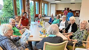 Die Bewohnerinnen der Wohngruppe „Oberholz“ bei der Lektüre der Tageszeitung SÜDKURIER. Fotos: Dagmar Wenzler-Beger