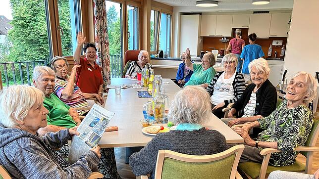 Die Bewohnerinnen der Wohngruppe „Oberholz“ bei der Lektüre der Tageszeitung SÜDKURIER. Fotos: Dagmar Wenzler-Beger