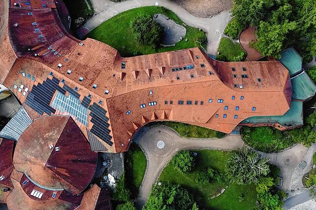 Dieses auffällige Gebäude mit seinen kurvigen Mauern und Dächern gehört zu einem architektonischen Meisterwerk.