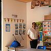 In einem der Klassenzimmer der Korbinian-Brodmann-Grundschule steht Hohenfelser Bürgermeister Florian Zindeler vor einer Wand, an welche ...