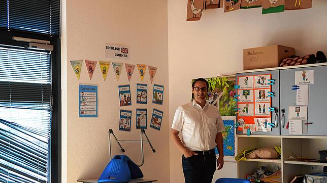 In einem der Klassenzimmer der Korbinian-Brodmann-Grundschule steht Hohenfelser Bürgermeister Florian Zindeler vor einer Wand, an welche ...