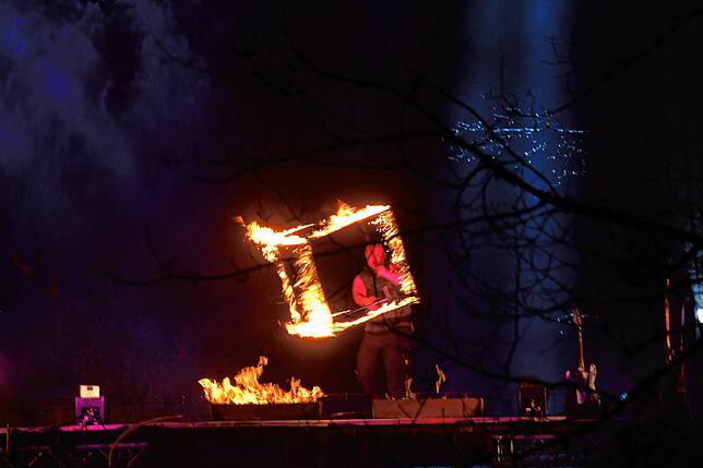 Bild 19: Wie ein Feuerkünstler den Triberger Wasserfall in ein Flammenmeer verwandelt