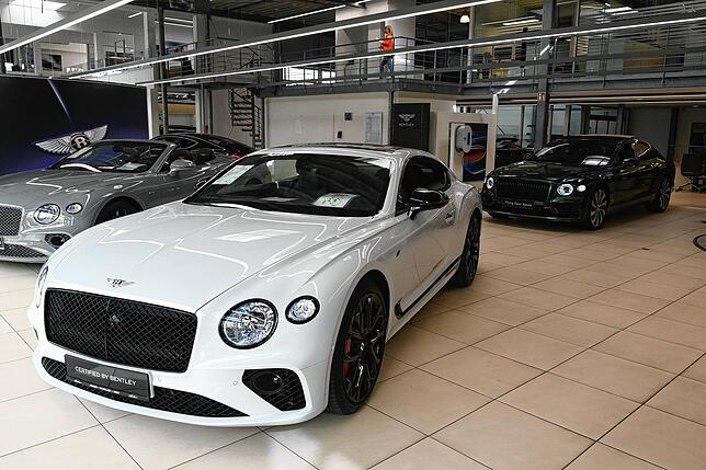 So werden Bentleys präsentiert: Blick in das Autohaus für den Hersteller edler und sportlicher Limousinen, die Gohm seit 1986 in Singen ...