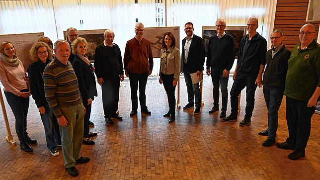 Dieter Hauser (Fünfter von rechts) stellt die Sanierung und Nutzung des Pater-Jordan-Hauses vor. Mit dabei sind Rita Schwarzelühr-Sutter ...