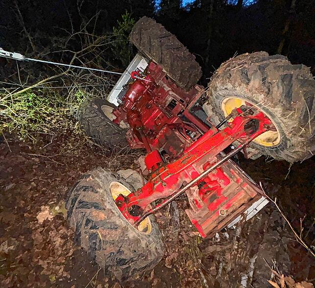 Der Traktor liegt im Gestrüpp.