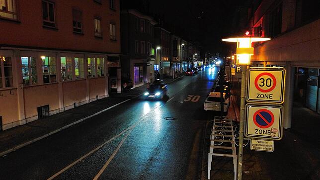 In der Friedrichshafener Nordstadt ist die Charlottenstraße viel befahren, hier gilt ganztags Tempo 30.