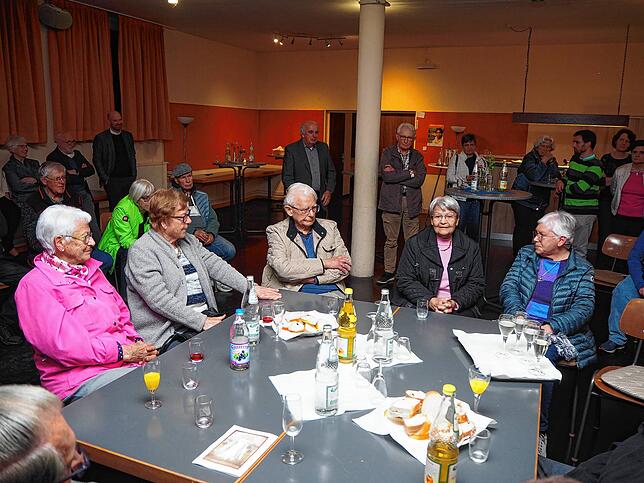 Elisabeth Zanker, geborene Dorer, Gertrud Meier, geborene Schäfer, Werner Fricker, Lore Link, geborene Straub und Gisela Abend, geborene ...