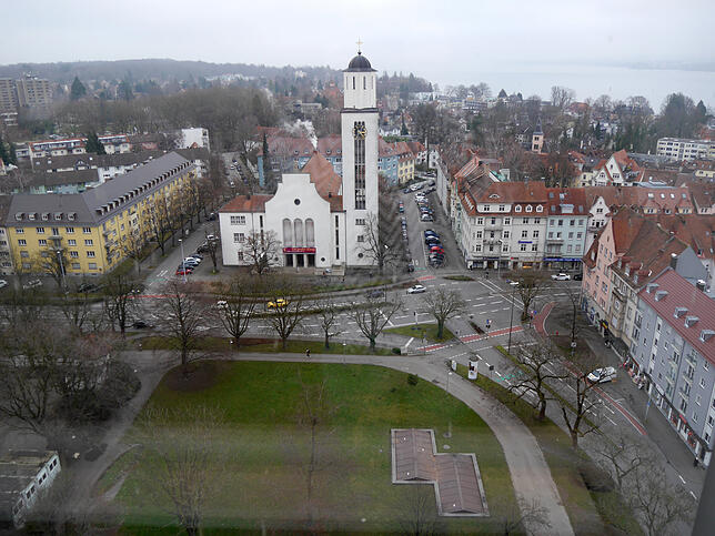 Diese Sicht auf Petershausen mit der Kirche St. Gebhard und auf den Bodensee werden die Bewohner der oberen Stockwerke des ...
