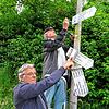 Wegewart Robert Daum und Wegewarthelfer Michael Müller ersetzen die beschädigten Schilder.