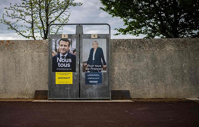 Wahlplakate in Saint-Malo-de-Guersac in Westfrankreich