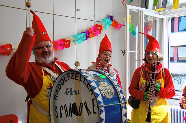 Bild 7: Viel Musik und gute Laune: Närrische Musiker bringen Fasnachtsstimmung in die SÜDKURIER-Redaktion