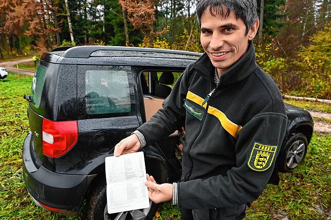 Dominik Saladin zeigt in seinem Jagdschein, welche Tiere wann zur Jagd freigegeben sind.