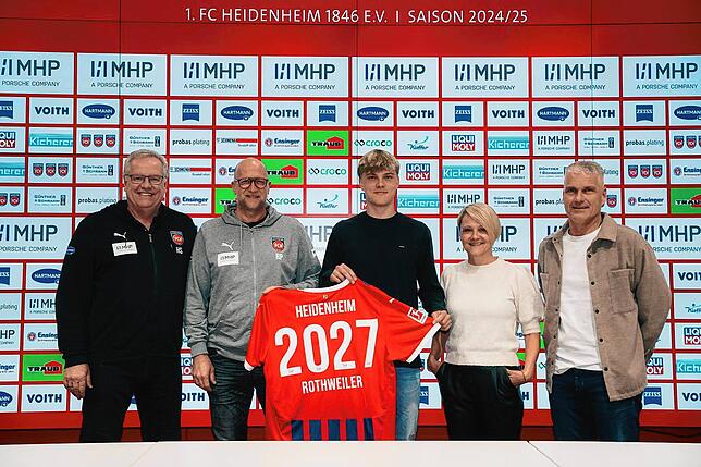 Nick Rothweiler (Mitte) gemeinsam mit Mama Daniela und Papa Michael (rechts) sowie Holger Sanwald (links) und Roger Prinzen vom 1. FC ...