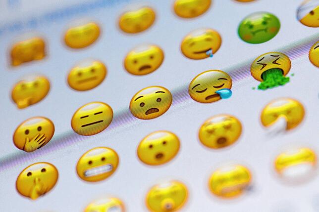 Die Auswahl an Emojis ist riesig. Um all die Botschaften zu verstehen, die die Bildchen transportieren, ist der Duden leider nutzlos. ...