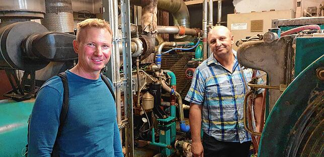Siegfried Ellensohn erklärt Landtagskandidat Tobias Herrmann seine Biogasanlage.