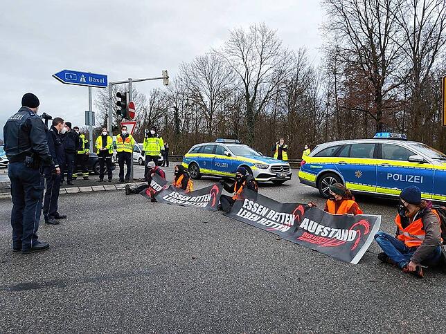 Fünf Klimaaktivisten blockieren die Abfahrt Freiburg-Nord der Autobahn 5. Das sorgt für lange Staus auf der A5.