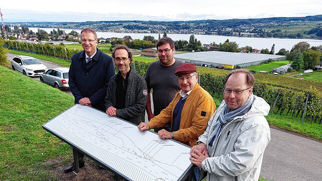 An Gestaltung und Umsetzung der Panoramatafeln beteiligt sind (von links) Bürgermeister Wolfgang Zoll, Joachim Sauer vom Verein ...