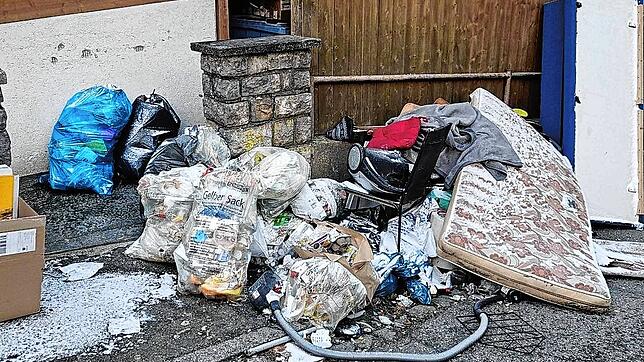 Künftig wird das teuer: Sperrmüll und andere Abfälle, einfach an der Straße ablagert. Dafür kann es in Tuttlingen ab sofort eine ...