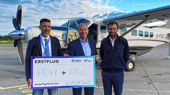 Am Bodensee-Airport ist der erste Flug vom Start-up „Vini by Flyvbird“ gestartet. Von links: Tomislav Lang (Gründer des Start-ups), ...