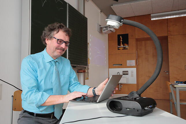 Achim Prinz, stellvertretender Leiter des Staufer Gymnasiums in Pfullendorf, sucht eine Aufgabe für die Schüler am Laptop. Diese wird er ...
