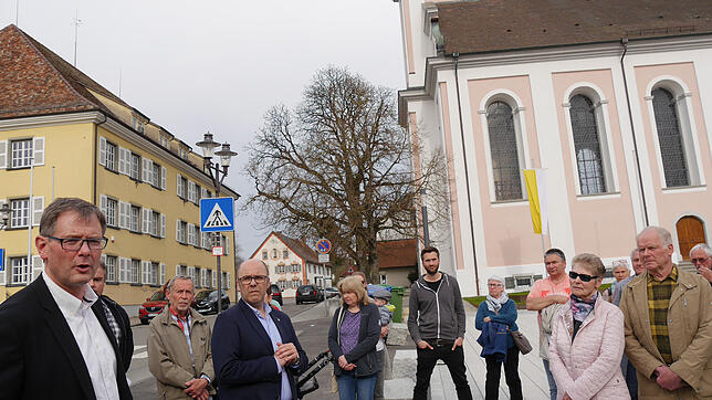 Ortskernplaner Jürgen Pfaff vom Fachbüro Faktorgruen (l.) und Bürgermeister Rupert Metzler (3.v.l.) besichtigen mit Bürgern den neuen ...