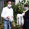 Markus Leichenauer, Geschäftsführer der Kirchlichen Sozialstation, freut sich über 70 Masken, die Frauen der KfD und der Landfrauen ...