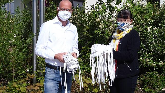 Markus Leichenauer, Geschäftsführer der Kirchlichen Sozialstation, freut sich über 70 Masken, die Frauen der KfD und der Landfrauen ...