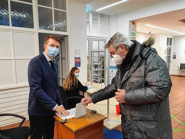 Im Stimmbezirk 1 von Waldshut-Tiengen, im Rathaus Waldshut, haben bis Mittag rund 120 von etwa 1000 Wahlberechtigten ihre Stimme für die ...