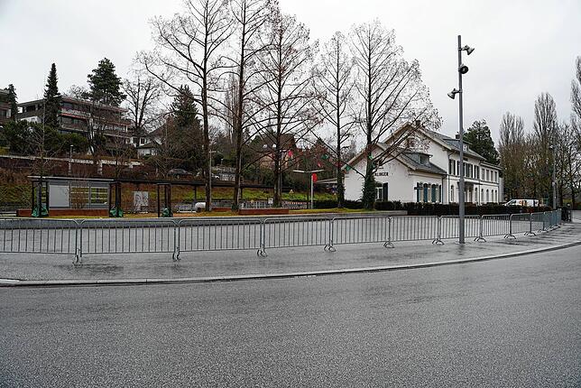 Bild 1: Parken auf dem Gehweg am LGS-Gelände: Jetzt nimmt die Stadt Stellung zu Vorwürfen der Abzocke