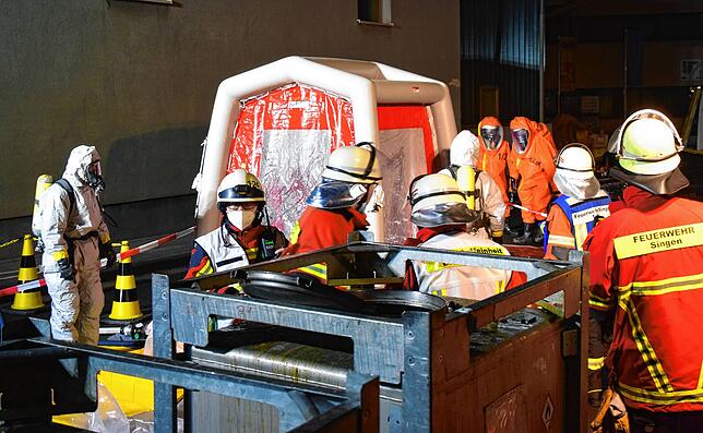 Bild 29: Gefahrgut-Unfall in Zizenhausen: Bilder vom kräftezehrenden Feuerwehreinsatz