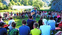 Mit einer Runde fröhlicher Lieder begann der Tag im Sommerlager auf der Wiese der katholische Pfarrgemeinde aus Bad Urach an der Donau ...