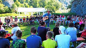 Mit einer Runde fröhlicher Lieder begann der Tag im Sommerlager auf der Wiese der katholische Pfarrgemeinde aus Bad Urach an der Donau ...