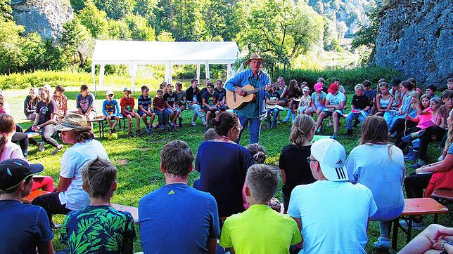 Mit einer Runde fröhlicher Lieder begann der Tag im Sommerlager auf der Wiese der katholische Pfarrgemeinde aus Bad Urach an der Donau ...