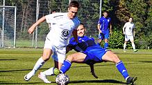 Der Immenstaader Martin Jahn Danckert (rechts) versucht, den Markdorfer Luis Weber (links) vom Ball zu trennen.