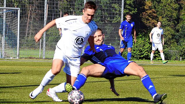 Der Immenstaader Martin Jahn Danckert (rechts) versucht, den Markdorfer Luis Weber (links) vom Ball zu trennen.