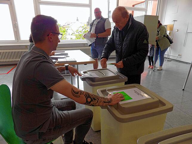 In der Gemeinde Murg nutzten viele wahlberechtigte Bürgerinnen und Bürger die Mittagszeit, um ihre Wahlzettel abzugeben. Im Bild das ...