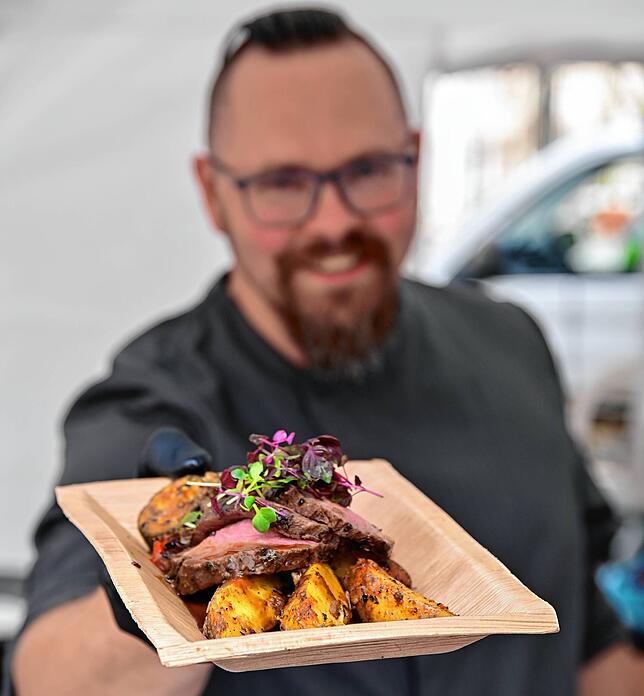 Guten Appetit. Zu den edlen Weinen servierte Carsten Duchow aus Donaueschingen ein vorzügliches Cateringangebot mit Burgern und Tranchen ...