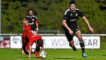 Durchsetzungsvermögen: Luca Schmidt (rechts) vom SV 08 Laufenburg überzeugt als „Sechser“ im defensiven Mittelfeld mit seiner ...