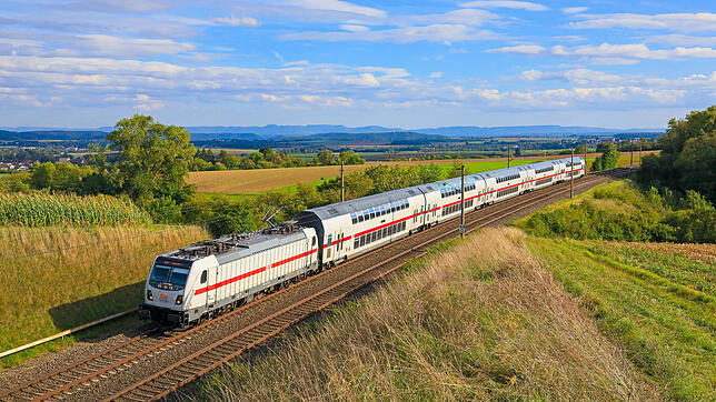 Ein IC2 fährt auf der Gäubahnstrecke zwischen Gäufelden und Herrenberg. Am Horizont die Schwäbische Alb.