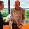 Der CDU-Kreisvorsitzende Thorsten Frei (links) dankt bei der Kreisvorstandssitzung dem Mönchweiler Bürgermeister Rudolf Fluck, seinem ...