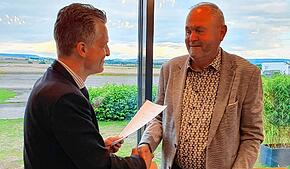Der CDU-Kreisvorsitzende Thorsten Frei (links) dankt bei der Kreisvorstandssitzung dem Mönchweiler Bürgermeister Rudolf Fluck, seinem ...