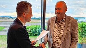 Der CDU-Kreisvorsitzende Thorsten Frei (links) dankt bei der Kreisvorstandssitzung dem Mönchweiler Bürgermeister Rudolf Fluck, seinem ...