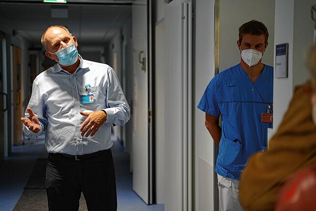 Hans-Peter Schlaudt, Geschäftsführer des Klinikums Hochrhein (links) und der Leitende Oberarzt Jan Simon beantworten die Fragen der Leser.