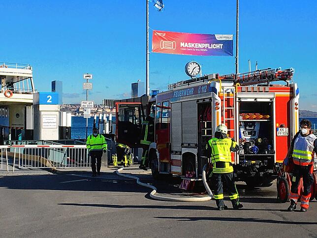 Feuerwehreinsatz beim Einlaufen des Fährschiffs „Konstanz“ in den Hafen Konstanz-Staad: Einsatzkräfte erwarten das Schiff, ...