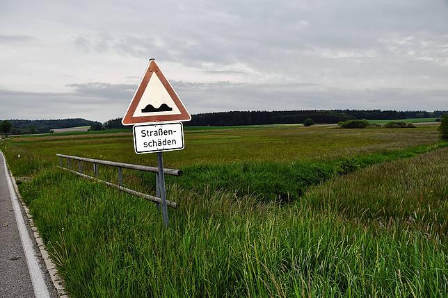An viele Brücken können die Pegelmessanlagen angebracht werden. Hochwasser kann auch zu Straßenschäden führen, zum Beispiel wenn Straßen ...