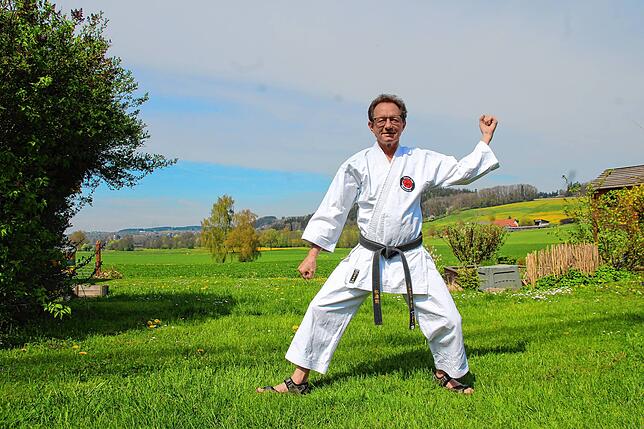 Sensei (Lehrer) Siegfried Forster in seinem Garten in Illwangen. Der Karateanzug nennt sich Gi. Je höher die Klasse, umso dunkler der ...